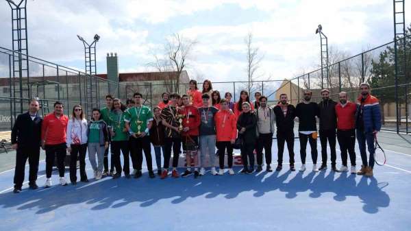 Erzincan'da tenisin birincileri belli oldu