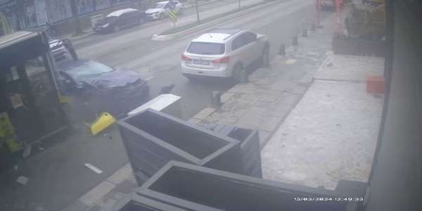 Sancaktepe'de otomobille otobüsün kafa kafaya çarpıştığı kaza kamerada