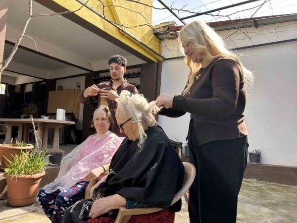 Bergama'da şehit ve gazi ailelerine bayram öncesi saç bakımı