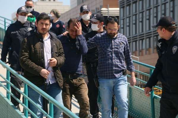 Manisa'da elindeki bıçakla üst geçidi kapatan şahıs gözaltına alındı