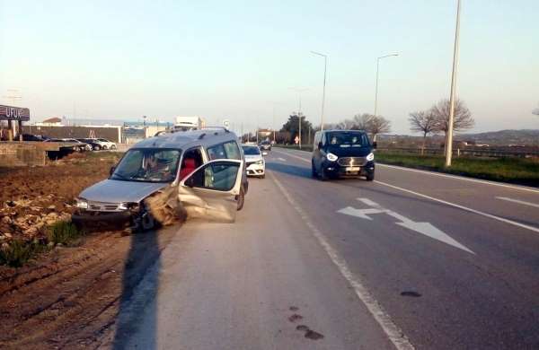 Samsun'da otomobil aydınlatma direğine çarptı: 1 yaralı