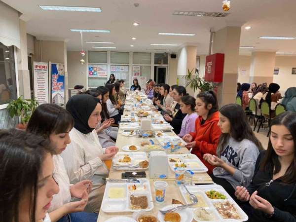 Ahmetli Kaymakamı Kurt, üniversite öğrencileriyle iftar açtı