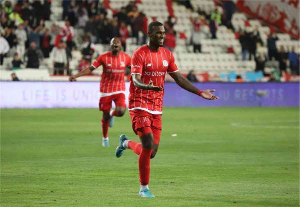 Antalyaspor'da, Haji Wright'ın performansı sevindiriyor