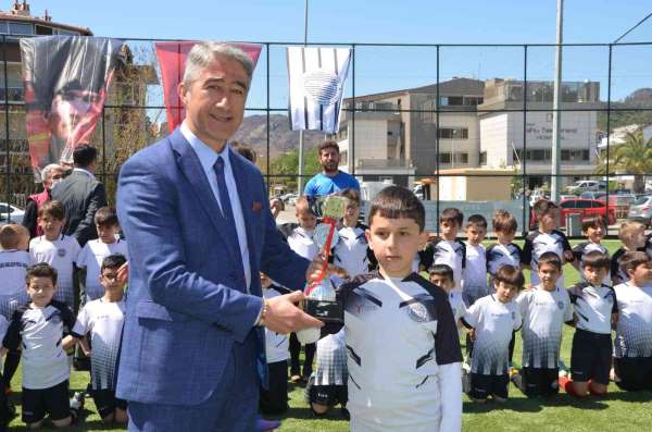 Marmaris'te minik futbolcular spora ara vermedi