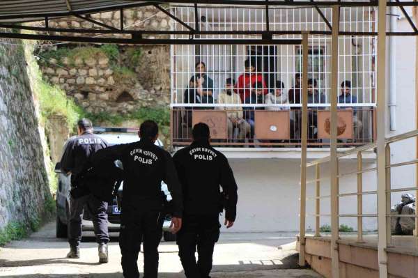 Amasya'da yakalanan 64 kaçak göçmenden 25'i Göç İdaresi Müdürlüğü binasından kaçtı