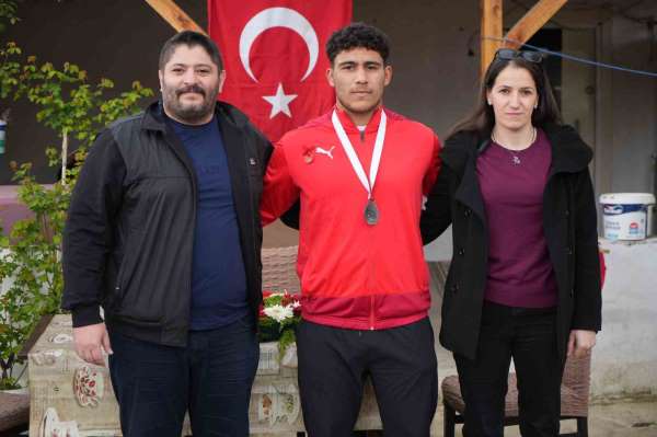 17 yaşında güreşte Edirne'nin gururu oldu