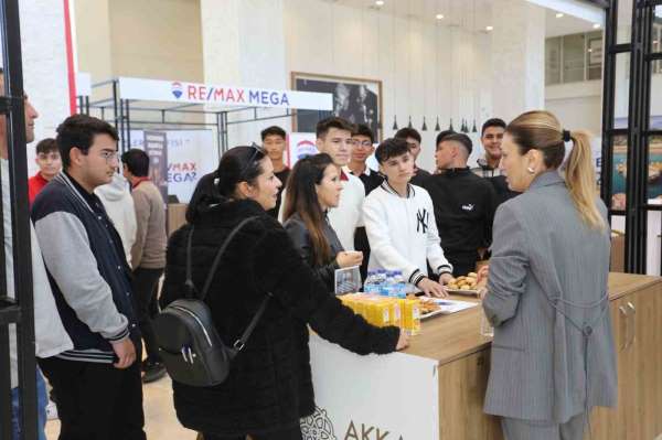 Antalya'da binlerce kişi Kepez'in kariyer günlerinde buluştu