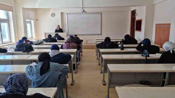 Bayburt'ta lise ve üniversite öğrencilerine yönelik umre ödüllü bilgi yarışması sınavı yapıldı