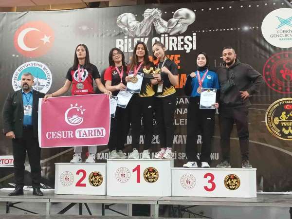 Eskişehirli sporcu bilek güreşinde çifte zafer kazandı