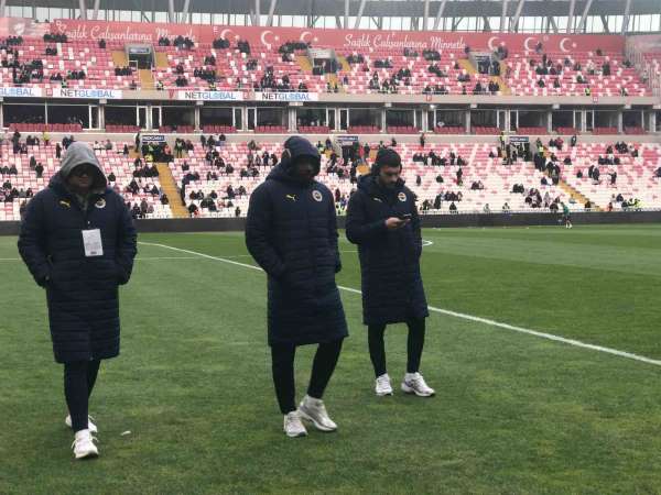 Fenerbahçeli futbolcular ve Jose Mourinho'dan zemin kontrolü