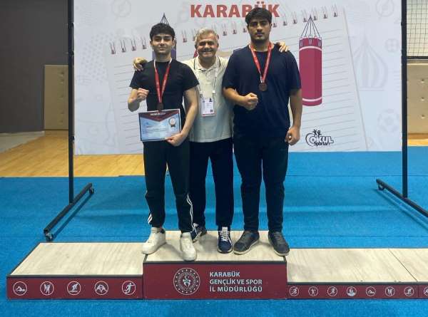 Şırnaklı 2 sporcu boks şampiyonasında Türkiye 3'sü oldu