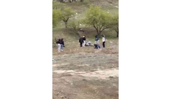 Tekme tokat birbirlerine giren genç kızların kavgası kamerada
