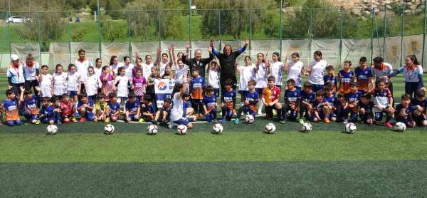 Mersin Üniversitesi'nde yüzlerce çocuk ve genç, dijital bağımlılıktan uzak sporla yetişiyor