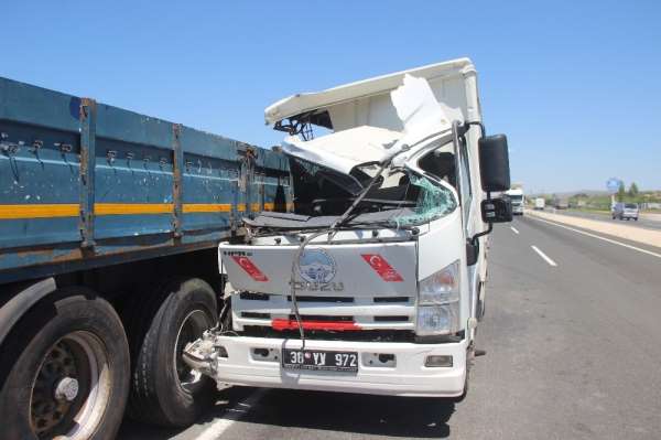 Kayseri'de feci kaza; kamyon tıra çarptı, yolcunun kolu koptu 