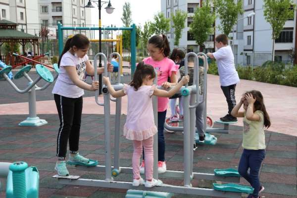 Suluova'da parklar çocuklar gibi şendi bugün