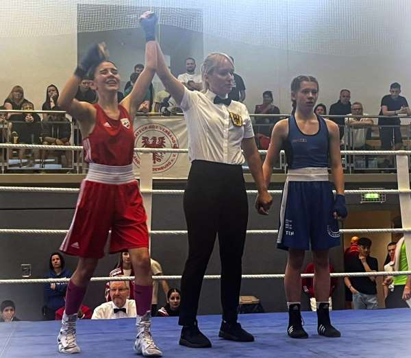 13 yaşındaki boksör Selina Çukur, Almanya'da şampiyon oldu