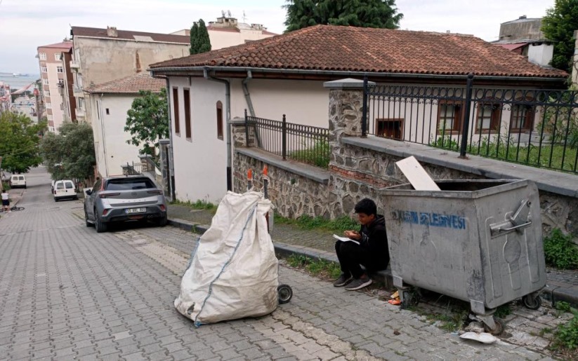 Samsun'da kağıt toplayıcısı çocuğun konteyner başında ders çalışması duygulandırdı