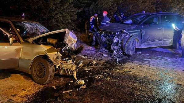 Tokat'ta facia gibi kaza: Kafa kafaya çarpışan araçlarda 7 kişi yaralandı