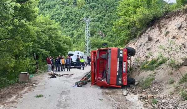 Artvin'de iş makinesi kaza yaptı: 1 ölü, 2 yaralı