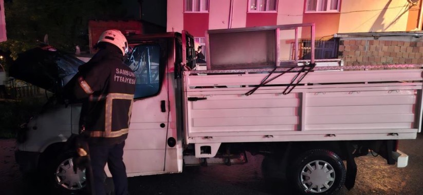 Samsun'da park halindeki kamyonet yandı