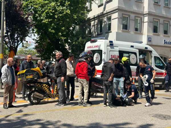 Bandırma'da motosikletli kurye kazada yaralandı