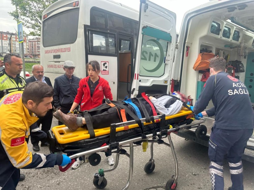 Samsun'da halk otobüsünün çarptığı yaya yaralandı