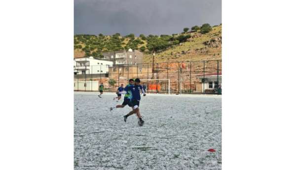 Mazıdağı Fosfatspor, dolu yağışına rağmen antrenmana devam etti