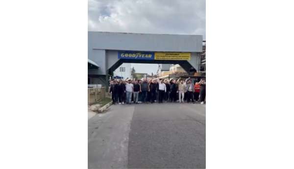 Goodyear fabrikasında vardiya sloganlarla değişti