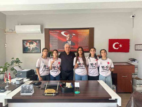 Salihli'nin yıldız güreşçileri Bolu'dan madalyalarla döndü