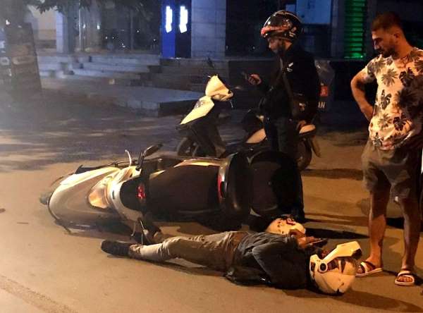 Bomboş yolda iki motosikletli kurye kaza yaptı, biri yaralandı