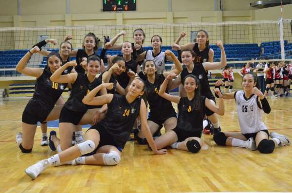 Bozüyük Belediyesi Eğitim ve Spor Kulübü kadın voleybol takımı final gruplarına yükseldi