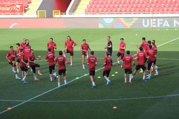 A Milli Futbol Takımı, Litvanya maçı hazırlıklarını sürdürdü - İzmir haber