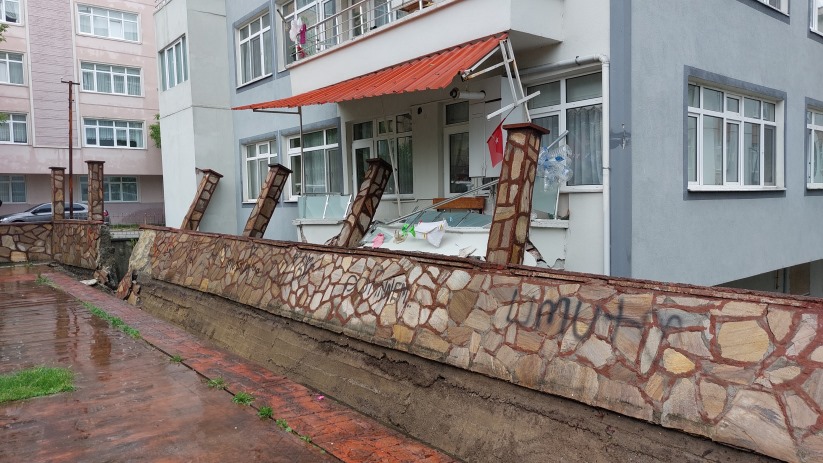 Samsun'da selden dolayı parkın duvarı balkonların üzerine yıkıldı