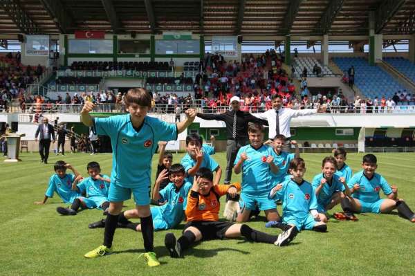 Sivas'ta ilkokullar arası futbol turnuvası sona erdi