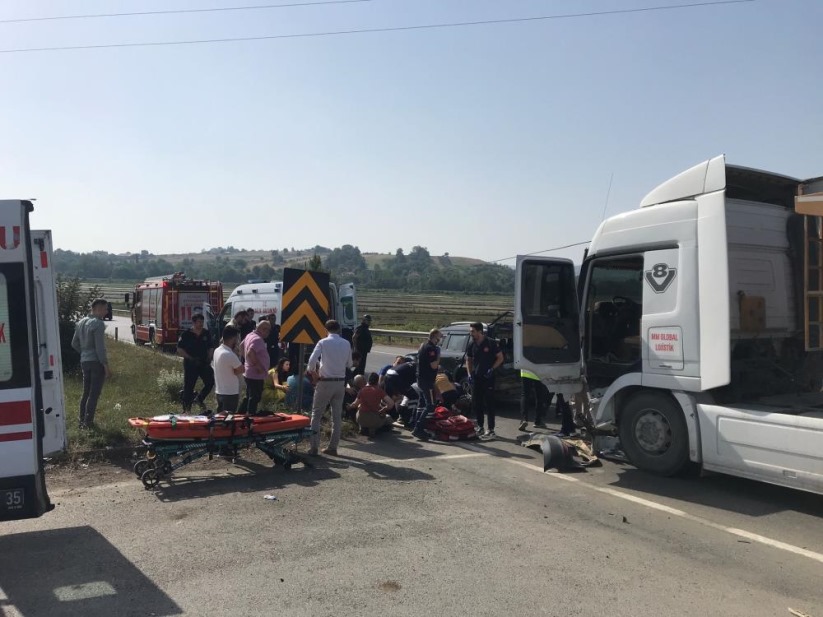 Samsun'da tır ile otomobil çarpıştı: 1''i ağır 3 yaralı