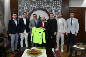 Balıkesirli Süper Lig hakemleri ve gözlemciler Vali Ustaoğlu'nu ziyaret etti