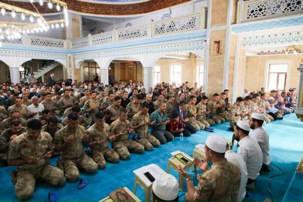 Hakkari Ulu Cami'de şehitler için dualar yükseldi
