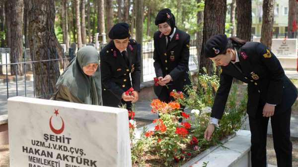 Jandarma Teşkilatı'nın 186. kuruluş yıl dönümünde şehit mezarlarına karanfil bırakıldı