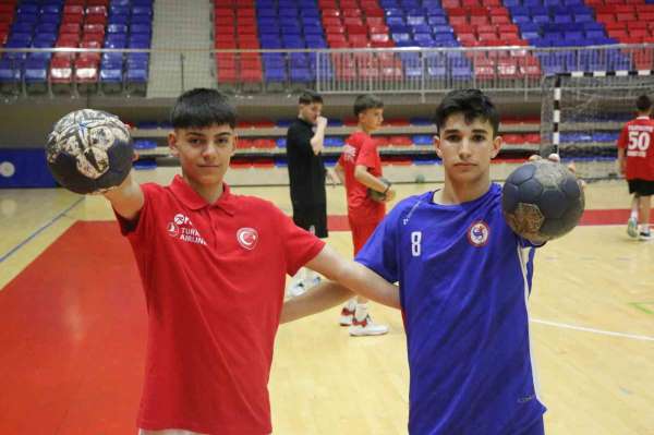 Karabüklü iki hentbolcu, milli takım kampına davet edildi