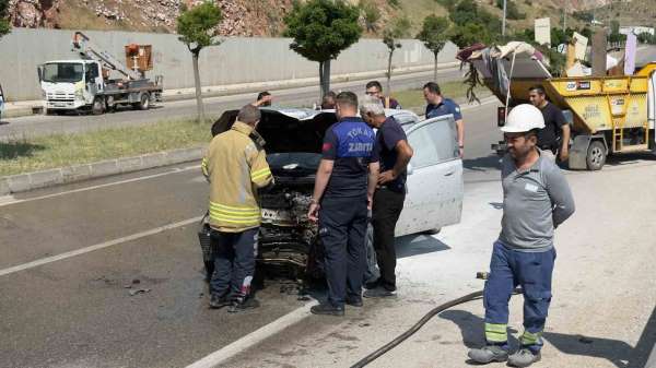 Tokat'ta otomobil elektrik direğine çarpıp karşı şeride geçti: 3 yaralı