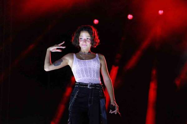 Yüksek Sadakat ve Zeynep Bastık Tekirdağ Kiraz Festivali'nde sahne aldı