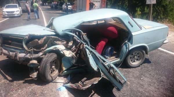 Aydın'daki kazada otomobil hurdaya döndü 