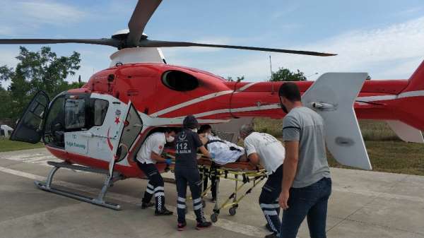 Kazada yaralanan şahıs ambulans helikopterle hastaneye kaldırıldı 