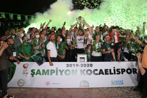TFF 3. Lig Şampiyonu Kocaelispor'un kutlamaları kenti yaktı 