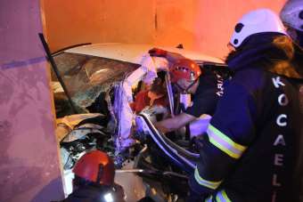 TEM'de kaza yapan otomobil telefon kulübesine girdi: 3 yaralı