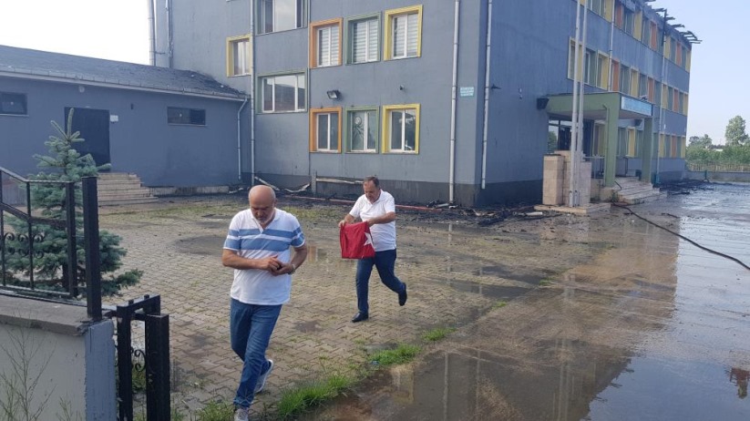 Samsun'da okulun çatısı alevlere teslim oldu, polis Türk bayrağını kurtardı