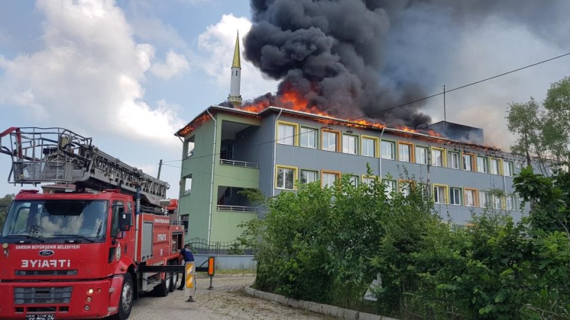 Samsun'da okulun çatısı alevlere teslim oldu, polis Türk bayrağını kurtardı