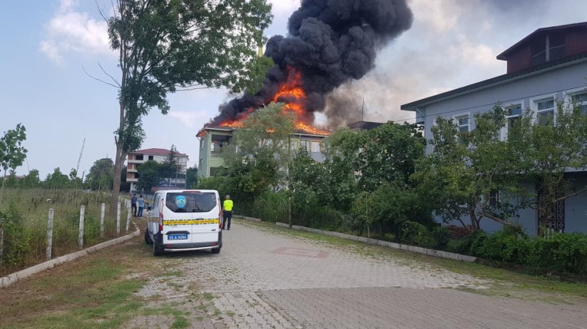 Samsun'da okulun çatısı alevlere teslim oldu, polis Türk bayrağını kurtardı