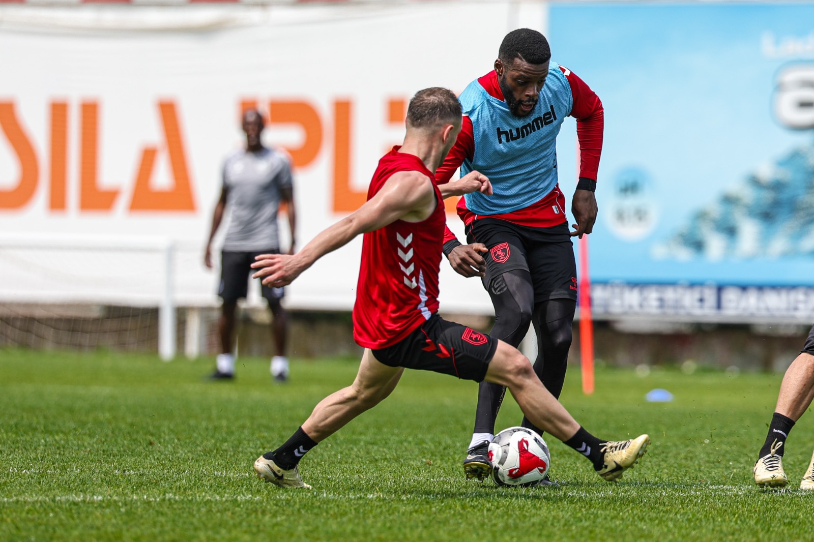 Ntcham Uzun Kollu Çalışıyor