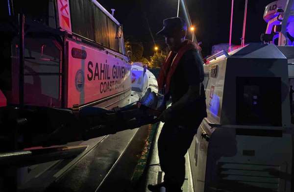 Bozcaada'da trafik kazasında yaralanan vatandaşın tıbbi tahliyesi Sahil Güvenlik ekiplerince gerçekleştirildi